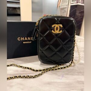C C gwp/vip CROSSBODY / PHONE BAG IN BLACK QUILTED DESIGN WITH INTERIOR POCKET